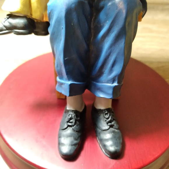 The Young Collection "His Eye is on the Sparrow" Art Figurine Gilbert Young 1996 - Picture 8 of 11